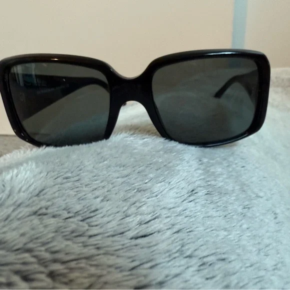 Burberry Black Sunglasses with Oversized Square Frame and Dark Lenses - Picture 2 of 8